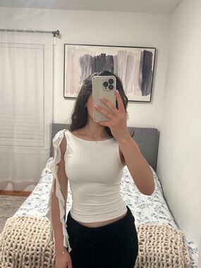 Gaze White Asymmetrical Tie Top
- One Shoulder Detail (Size S)